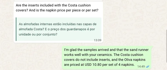 WhatsApp Web chat with a customer’s English message, its Portuguese translation underneath, and the reply that was sent